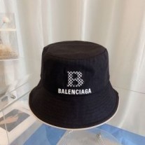 Balenciaga Tek B İşlemeli Siyah Kova Şapka