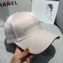 Pembe Balenciaga İşlemeli Logolu Şapka