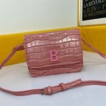 Crossbody kabelka Balenciaga B z krokodýlí embosované kůže růžové