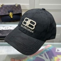 Vyšívaná čepice Balenciaga Allover BB Logo v černé barvě
