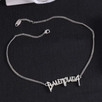 Balenciaga Typo kovový náhrdelník ve stříbrné barvě