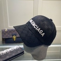 Vyšívaná čepice Balenciaga Allover Logo BB v černé barvě