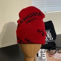 Balenciaga – Rote Strickmütze mit Allover-Logo „Paris“