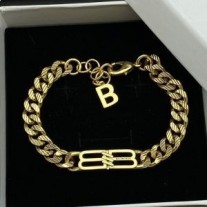 Balenciaga BB Ikon Armband Med B Hänge I Guld