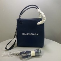 Balenciaga Shoppingtelefonhållare i kornigt läder Marinblått