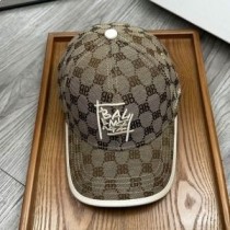 Cappellino Balenciaga ricamato con logo BB allover in marrone