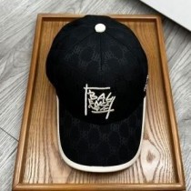 Cappellino Balenciaga ricamato con logo BB allover in nero