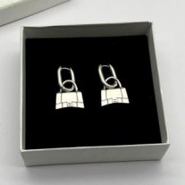 Brincos de argola com pingente de bolsa Balenciaga em prata