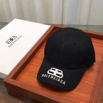 Caipín Visor Balenciaga BB i Dubh