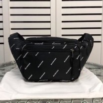 Pacáiste crios Balenciaga Explorer I Monogram níolón Dubh