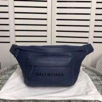 Pacáiste crios Laethúil Balenciaga I gCabhán Gorm Cabhlach