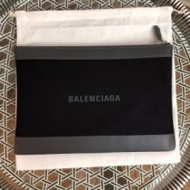 Púca Cabhlach Meánach Balenciaga i nDubh Chanbhás
