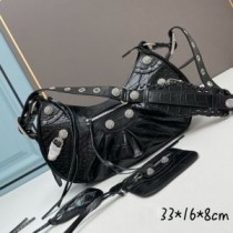 Balenciaga mala Le Cagole torba na rame od krokodilske reljefne kože s crnim kamenčićima
