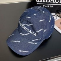 Bavlnená čiapka s celoplošným logom Balenciaga v modrej farbe