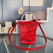 Balenciaga XS taška na kolieska so sťahovacou šnúrkou v červenej farbe z teľacej kože