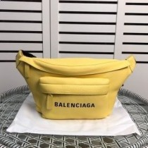 송아지 가죽 옐로우 소재의 Balenciaga 에브리데이 벨트팩