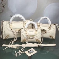 가장자리가 있는 염소가죽 화이트 소재의 Balenciaga 클래식 시티 숄더백