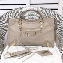 메탈릭 엣지 염소가죽 살구 소재의 Balenciaga 미디엄 클래식 시티 숄더 백