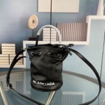 Torba typu Bucket Balenciaga XS na kółkach ze sznurkiem ze skóry cielęcej w kolorze czarnym