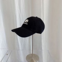 Bawełniana czapka z daszkiem Balenciaga BB w kolorze czarnym