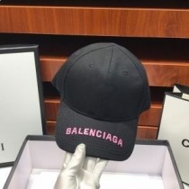 Bawełniana czapka z haftowanym logo Balenciaga w kolorze czarnym/różowym