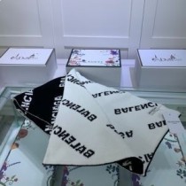 Szalik Balenciaga Allover Logo w kolorze czarnym