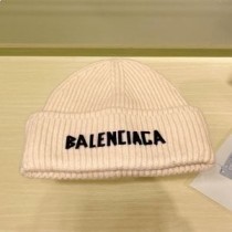 Gorro de punto beis con logo de Balenciaga