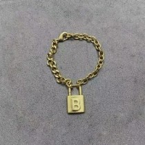 Balenciaga Bracelet chaîne à pendentif B Lock en doré