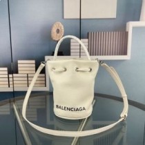 Balenciaga Sac Seau à Cordon XS Wheel En Cuir De Veau Blanc