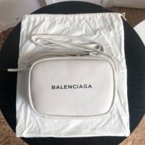 Balenciaga Μικρή καθημερινή τσάντα κάμερας σε λευκό δέρμα μοσχαριού