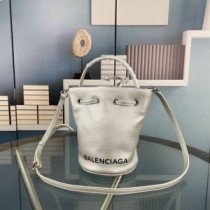 Balenciaga XS kerékhúzós vödörtáska borjúbőr ezüst színben