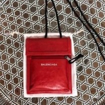 Balenciaga Explorer tasak szíjjal viaszbőr vörös színben
