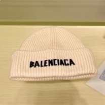 Balenciaga gebreide muts met logo in beige