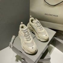 Balenciaga Triple S sneakers unisex leer en mesh abrikoos